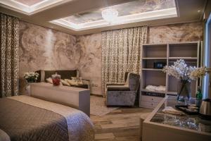 a bedroom with a bed and a desk and a chair at Hotel Villa Pascucci in Durrës