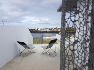 モステイロスにあるAmazing view to the sea & port bay in Mosteirosの- 海の景色を望むバルコニー(椅子2脚付)