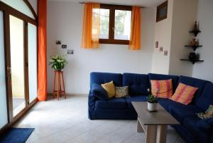 A seating area at Tra Mare e Monti