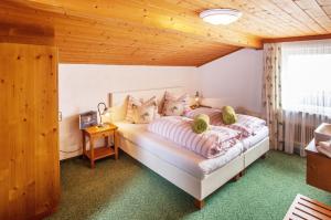 Ein Bett oder Betten in einem Zimmer der Unterkunft Berggasthof Edelweiss