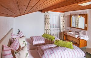 Ein Bett oder Betten in einem Zimmer der Unterkunft Berggasthof Edelweiss
