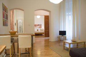 a living room with a table and a dining room at City Apartments Friedrichshain in Berlin