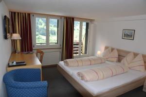 Giường trong phòng chung tại Hotel Tschuggen