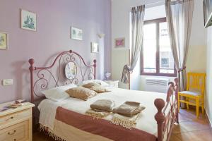 een slaapkamer met een groot bed met kussens erop bij Trastevere Dream House in Rome