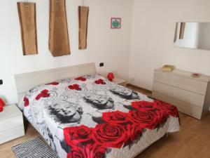 Un dormitorio con una cama con rosas rojas. en Domus Quietis en Venecia