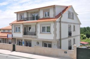 a house in the middle of a street at Casa Maria o Grove in Reboredo