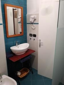 uma casa de banho com um lavatório e um espelho em Domus Quietis em Veneza