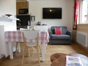 cocina y sala de estar con mesa y sofá en Serre Chevalier Studio l'ETAP' au pied des pistes en La Salle Les Alpes