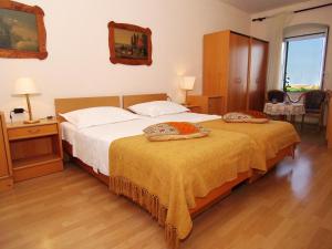 een slaapkamer met een groot bed met 2 kussens erop bij Apartment Monika in Dubrovnik