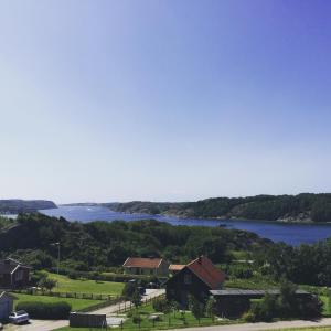 NösundにあるNösund Orust Lilla Husetの家と湖の景色
