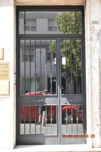 ein Fenster eines Gebäudes mit einem roten Auto in der Reflexion in der Unterkunft Appartamento in centro in Cassino