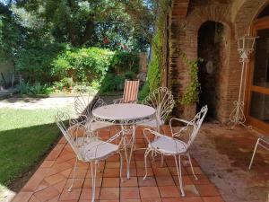 un tavolo e sedie seduti su un patio in mattoni di Agriturismo Bio Fattoria di Pietra a Giuncarico