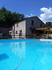 duży basen przed kamiennym budynkiem w obiekcie B&b Il Rustico w mieście Sestri Levante