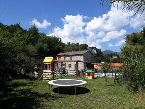 plac zabaw z trampoliną w trawie w obiekcie B&b Il Rustico w mieście Sestri Levante