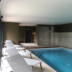 Bazén v ubytování La Fraîchette-Hôtel & Spa nebo v jeho okolí