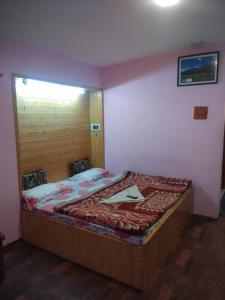 Letto o letti in una camera di Hotel Jannat