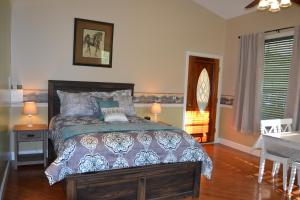 Letto o letti in una camera di Rock Pointe Ranch