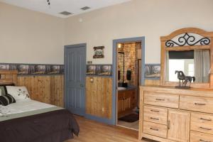 una camera con letto, lavandino e cassettiera di Rock Pointe Ranch a Floral City