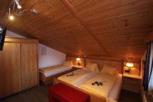 Postel nebo postele na pokoji v ubytování Gästehaus Alpina