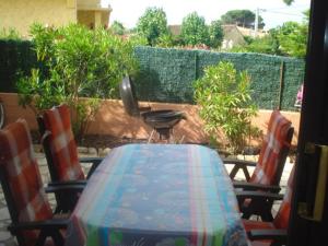 une table et deux chaises avec une table et une table et des chaises dans l'établissement Le Galion, au Grau-dʼAgde