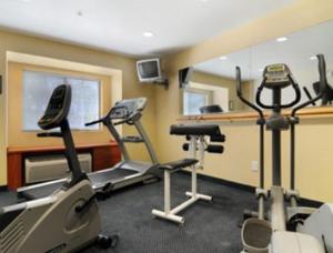 un gimnasio con varios equipos de ejercicio en una habitación en Microtel Inn & Suites Huntsville, en Huntsville