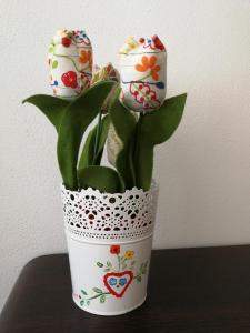 a white vase with eggs on top of a plant at Casa da Travessa in Ponte de Lima