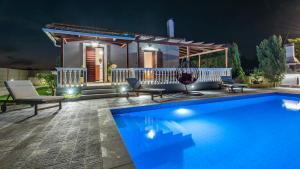 Bazén v ubytovaní Pothos Villas alebo v jeho blízkosti