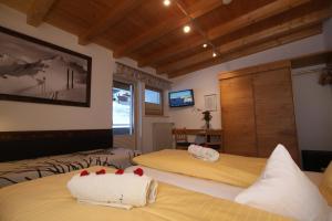 Postel nebo postele na pokoji v ubytování Gästehaus Alpina