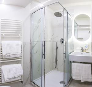 Koupelna v ubytování Cuneo Hotel + 37 fotografií