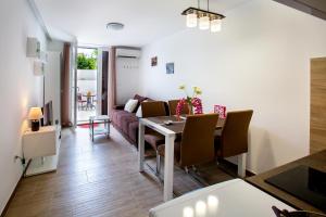 Posedenie v ubytovaní Apartment Nives in the City Center - Free Parking