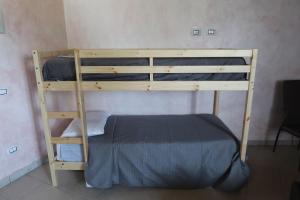 イグレージアスにあるS'arriali Ranchの二段ベッドが備わるドミトリールームのベッド1台分です。