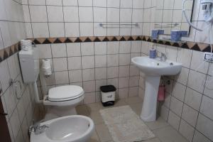 A bathroom at S'arriali Ranch