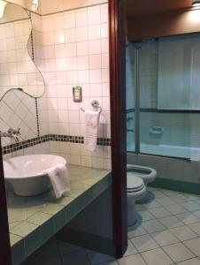 
A bathroom at Hotel Aeropuerto Ezeiza Casa de MR
