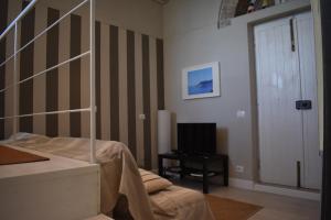 un salon avec un lit et une télévision dans l'établissement Sea view Cornelia, à Corniglia