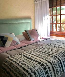 
A bed or beds in a room at Hotel Aeropuerto Ezeiza Casa de MR
