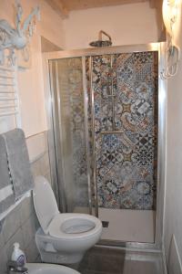 une salle de bain avec une douche avec des toilettes et un lavabo dans l'établissement Sea view Cornelia, à Corniglia 18 autres photos