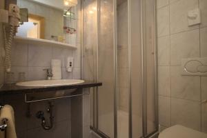 Koupelna v ubytování Gästehaus Alpina + 37 fotografií