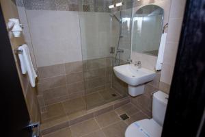 Koupelna v ubytování Hotel Maryiotis