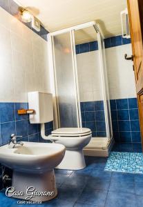リーパリにあるCasa Giunoneのバスルーム(トイレ、シャワー付)
