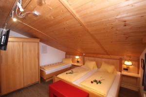 Postel nebo postele na pokoji v ubytování Gästehaus Alpina