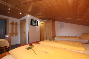 Postel nebo postele na pokoji v ubytování Gästehaus Alpina