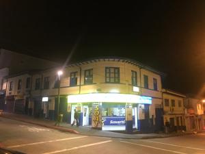 budynek na rogu ulicy w nocy w obiekcie Residencias la Marquesa 2 w mieście Manizales