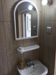 コンスタンツァにあるCasa Litoralのバスルーム(洗面台、鏡付)
