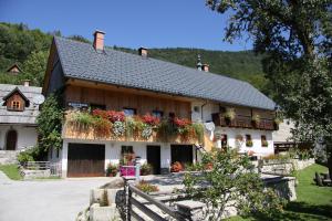 Un edificio con flores en el costado. en Apartments Kocjanc, en Bohinj