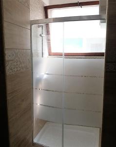 ガリポリにあるB&B Delfis IIの窓付きのバスルーム(ガラス張りのシャワー付)