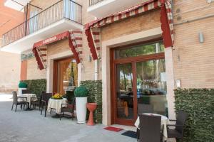 een restaurant met tafels en stoelen buiten een gebouw bij Albergo San Giorgio in Vieste