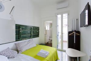 um quarto com uma cama com um cobertor amarelo em La terrazza del Sole B&B em Palermo