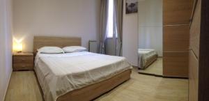 ein Schlafzimmer mit einem Bett, einer Kommode und einem Bett sidx sidx sidx sidx sidx in der Unterkunft Avaja Daria's apartment Taormina in Taormina