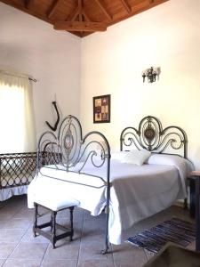 Un dormitorio con una cama, una silla y una mesa. en Vivelorural casa en Valle de Chira con piscina, en San Bartolomé 64 fotos más