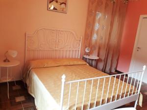 ein Schlafzimmer mit einem weißen Bett in einem Zimmer in der Unterkunft Stella Marina in Giardini-Naxos